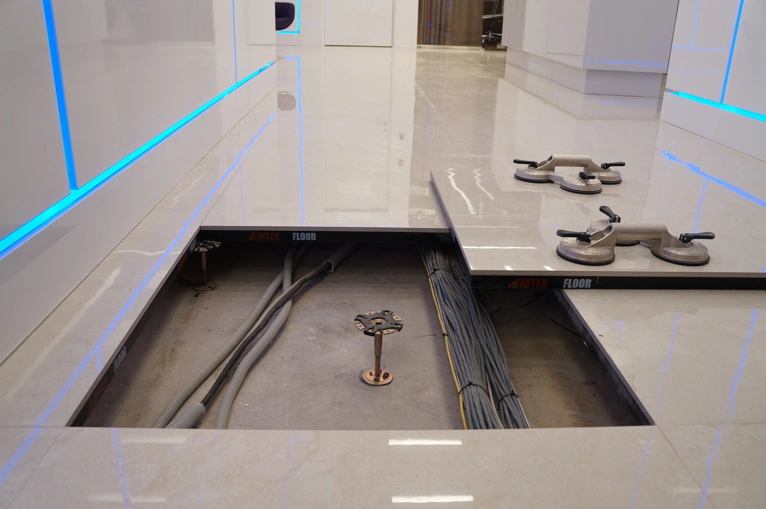 Фальшпол для офиса — купить с поставкой по всему Казахстану Фальшпол для офиса – это современное покрытие, которое устанавливается на регулируемые опоры и позволяет скрыть все инженерные коммуникации: кабели, трубы, системы вентиляции. Такое решение делает интерьер аккуратным, а обслуживание коммуникаций удобным и быстрым.